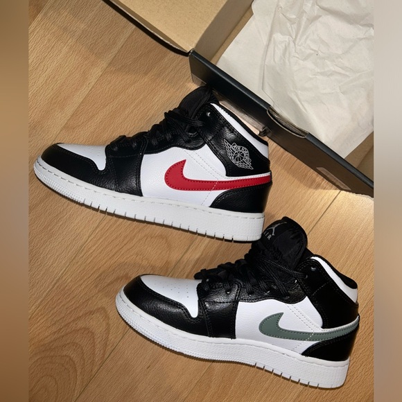 Jordan 1 Mid (Mulit-Colour Swoosh) GS - Picture 3 of 4
